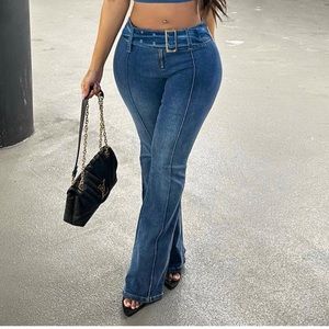 AMAZING jeans with attached belt detail